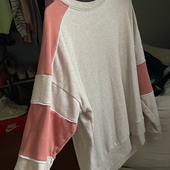 American Eagle cream and salmon crewneck - Picture 2 of 3